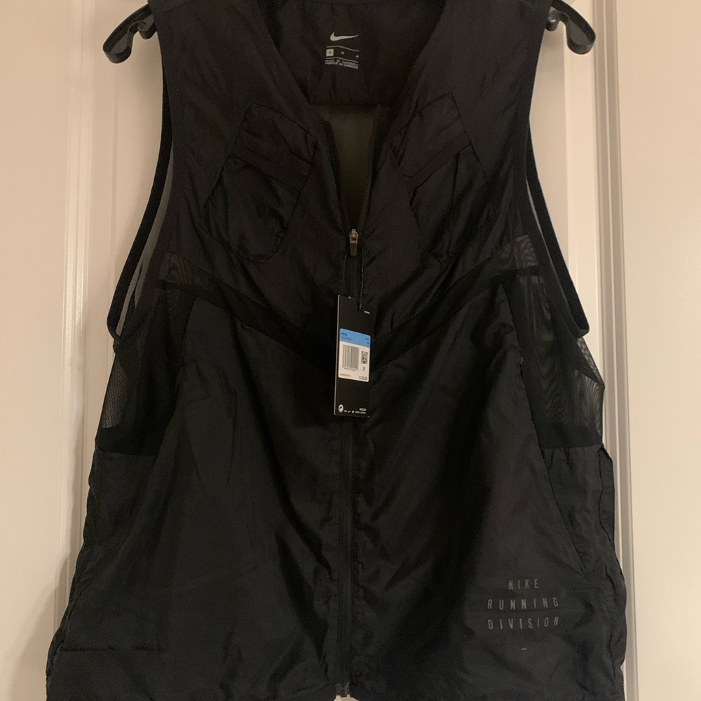 NWT Nike Men's Black Running Division Pinnacle Lightweight Vest. Medium.